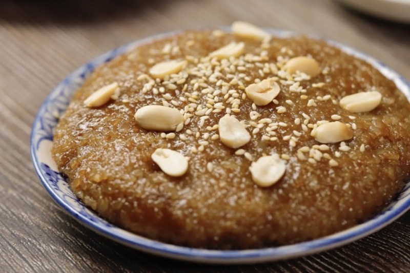 Chè ong rắc thêm vừng và đậu phộng