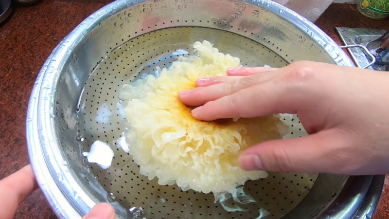 Rửa sạch nấm tuyết