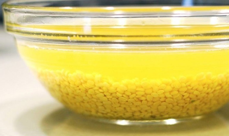 Ngâm đậu xanh đã tách vỏ trong nước