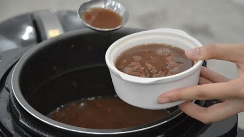 Múc chè đỗ đen ra bát