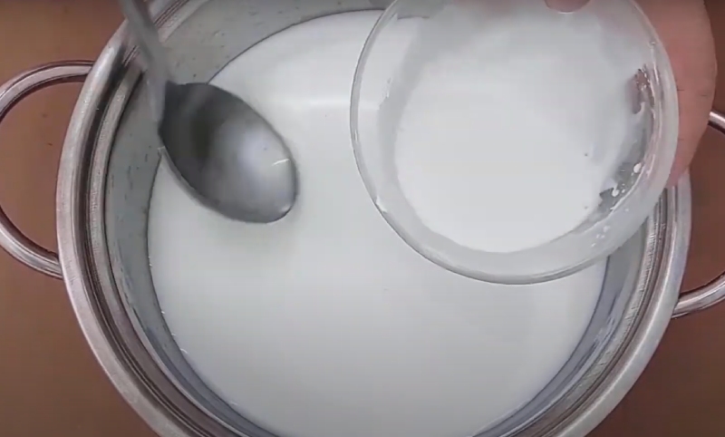 Nước cốt dừa ăn kèm chè