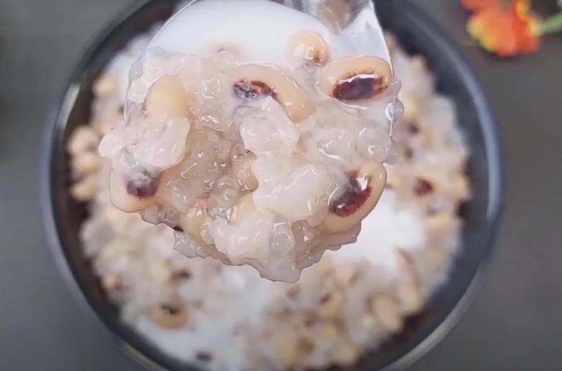 chè đậu trắng múc ra chén