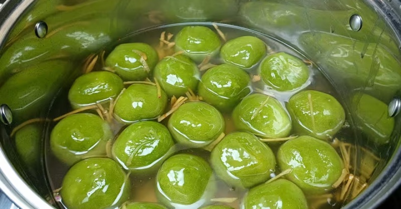 Nồi chè trôi nước với các viên màu xanh