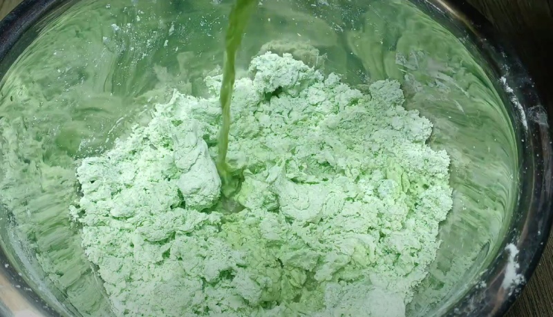 Khuấy bột làm vỏ bánh