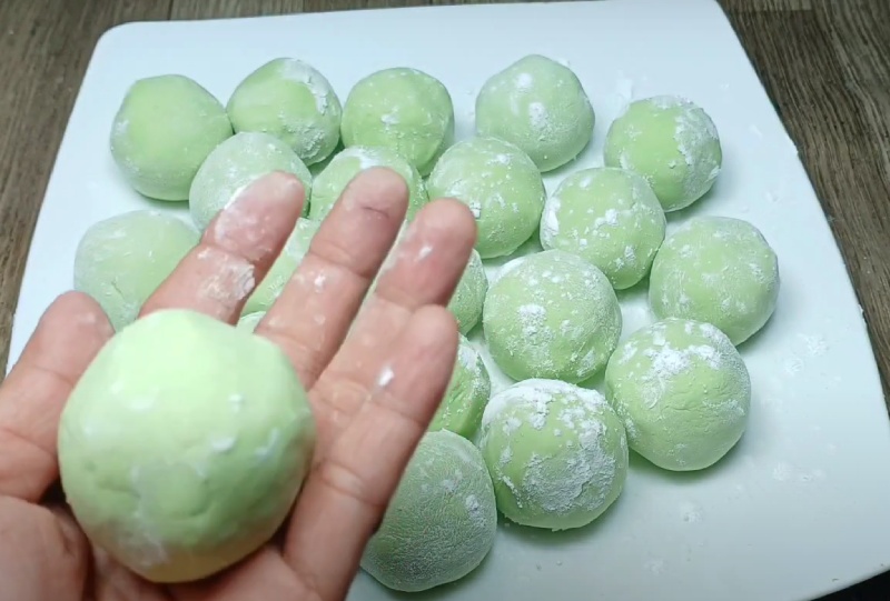 Nặn bánh thành hình tròn
