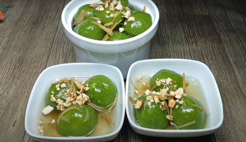Chè trôi nước được múc ra tô