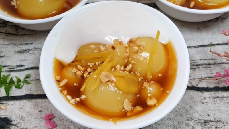 Chén chè trôi nước ăn kèm nước cốt dừa