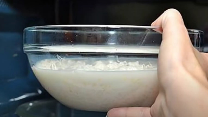 Đặt tô gạo vào lò vi sóng