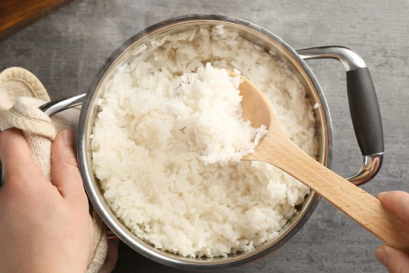 xới cơm kiểm tra cơm đã chín hay chưa