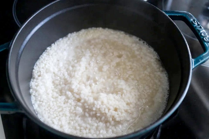 canh cơm trong khi nấu