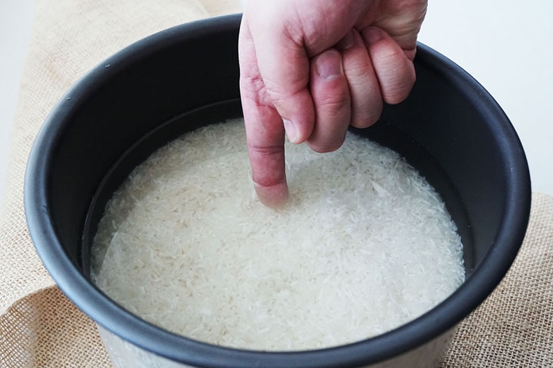 Đong nước bằng đốt tay