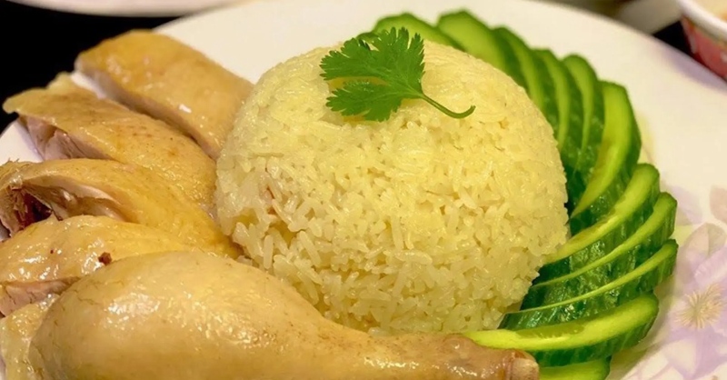Dĩa cơm gà ăn kèm với dưa leo