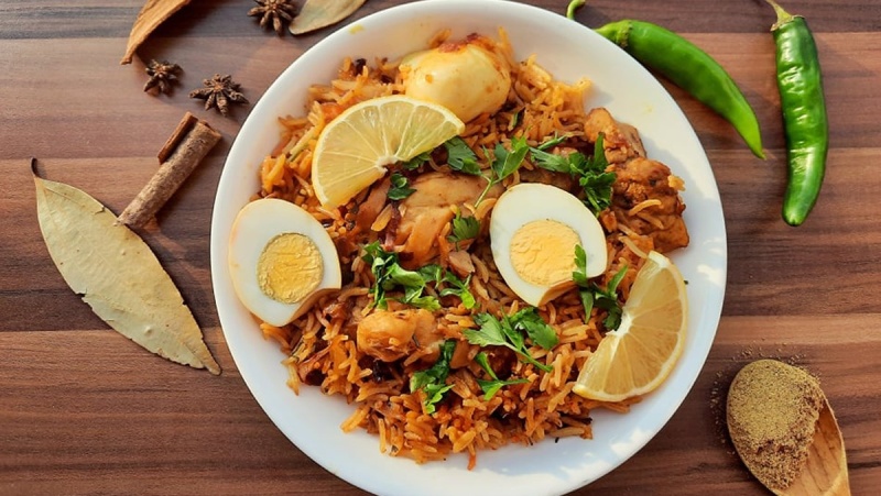 Món cơm gà Biryani bắt mắt, gạo basmati tơi xốp, điểm trứng luộc và chanh