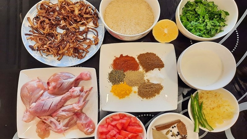 Nguyên liệu phong phú: gà, gạo basmati, hành phi, rau mùi, gia vị Ấn Độ
