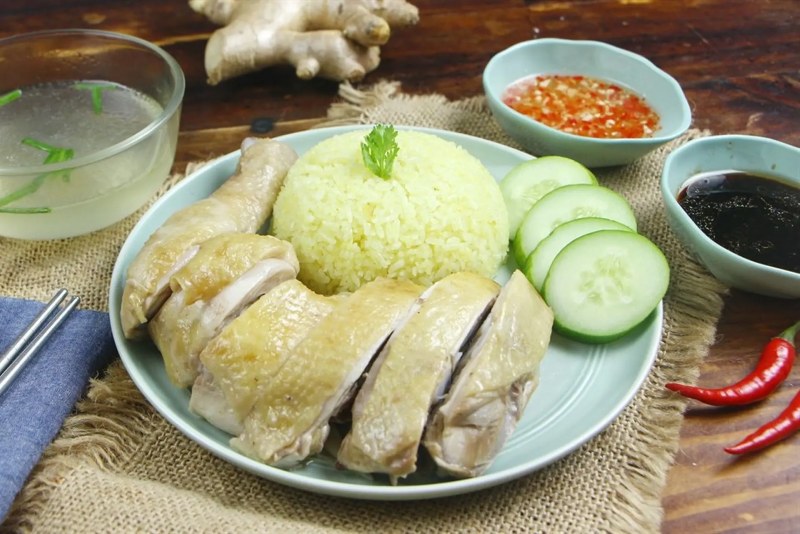 Hoàn thành món cơm gà Hải Nam Singapore