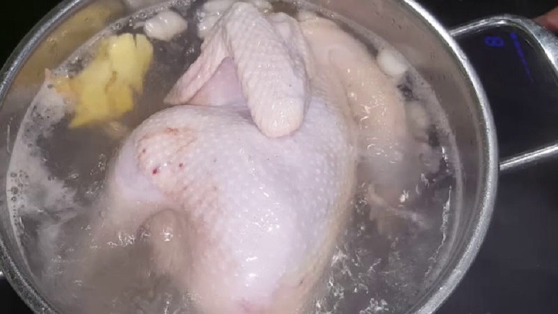 Công đoạn luộc gà