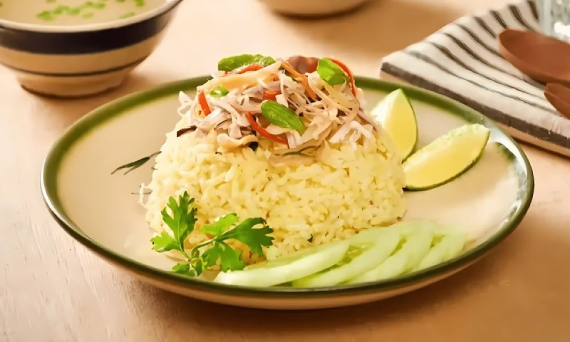 Cơm vàng ươm ăn kèm gà xé trộn rau răm, dưa leo và chén nước chấm đậm vị