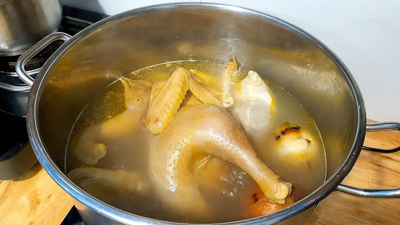 Công đoạn luộc gà