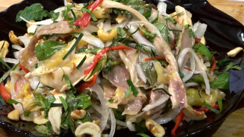 Tiến hành công đoạn trộn gỏi gà