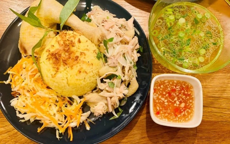 Thành phẩm món cơm gà Tam Kỳ hấp dẫn