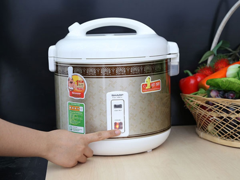 Bật nút nấu cơm