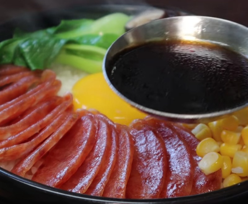 Rưới nước sốt lên cơm