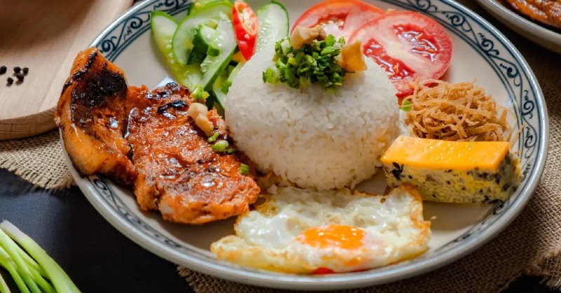 Cơm tấm ăn kèm sườn, trứng