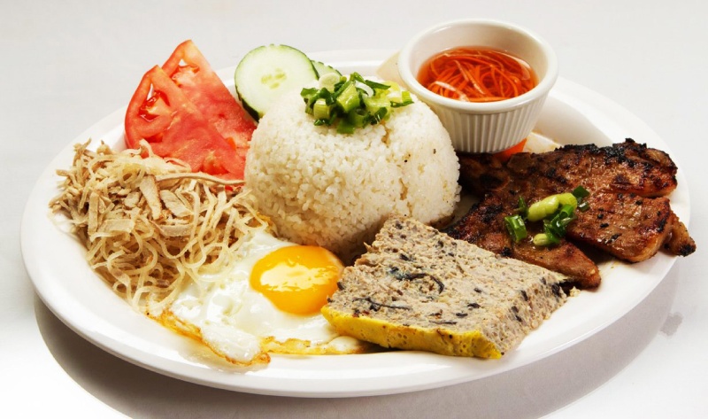 Cơm tấm sườn trúng hấp dẫn