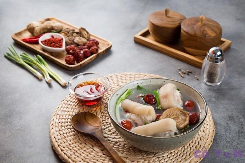 Món đuôi heo hầm thuốc bắc bày trí bắt mắt, bổ dưỡng