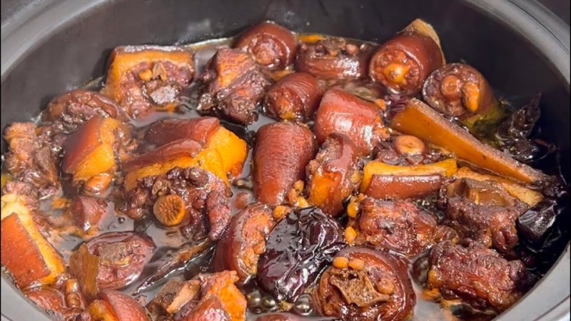 Đuôi heo được hầm nhừ cùng táo tàu, thuốc bắc
