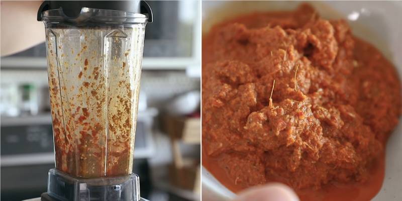 Xay nhuyễn hỗn hợp gia vị làm sốt gà Tikka Masala