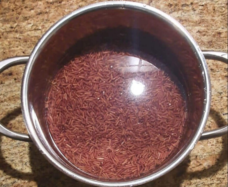 Đong nước nấu gạo lứt