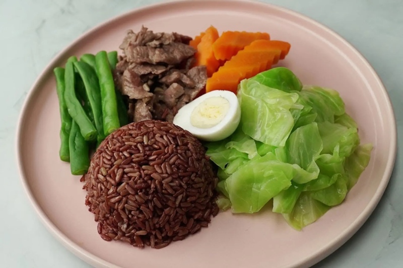 Cơm gạo lứt ăn kèm rau củ