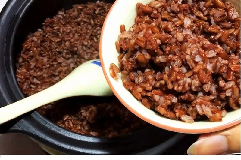 Xới cơm gạo lứt ra tô