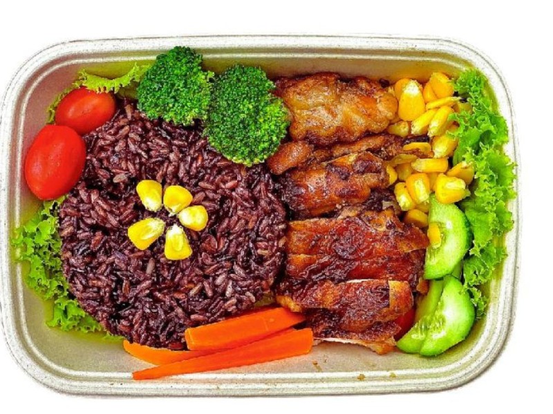 Cơm gạo lứt ăn kèm rau củ, đồ ăn mặn