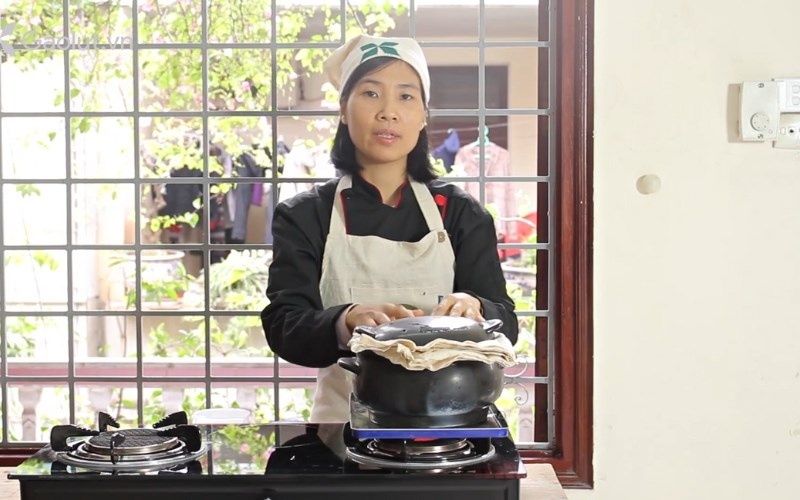 Nấu cơm bằng nồi đất trên bếp ga