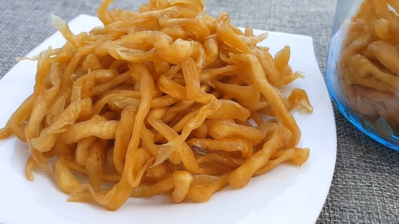 Củ cải muối vàng giòn đã sơ chế sẵn để hầm với giò heo