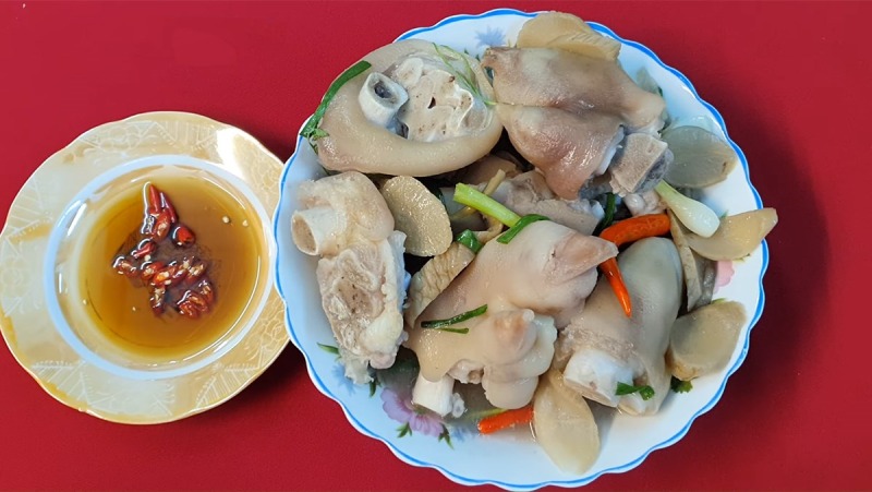 Món giò heo hầm củ cải muối trình bày ra đĩa với nước mắm ớt
