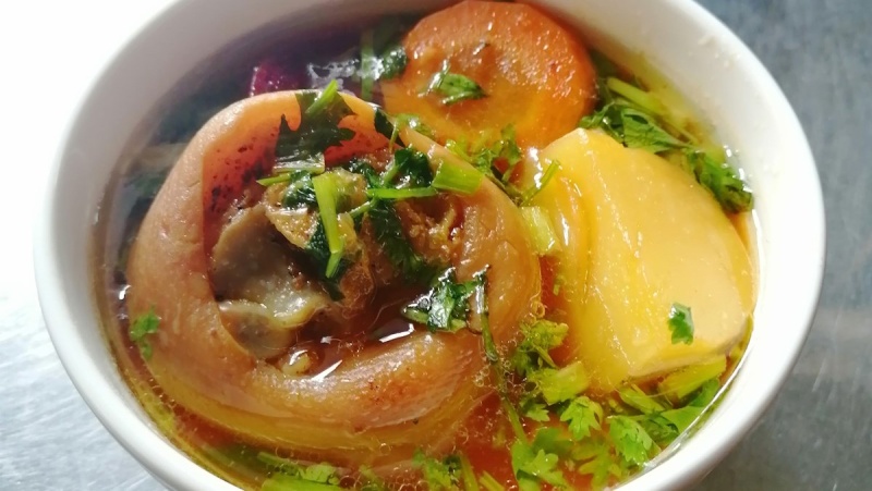 Món giò heo hầm rau củ thập cẩm