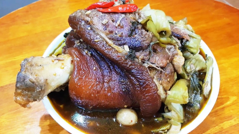Món giò heo hầm dưa cải
