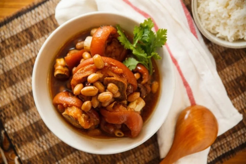 Món giò heo hầm lạc