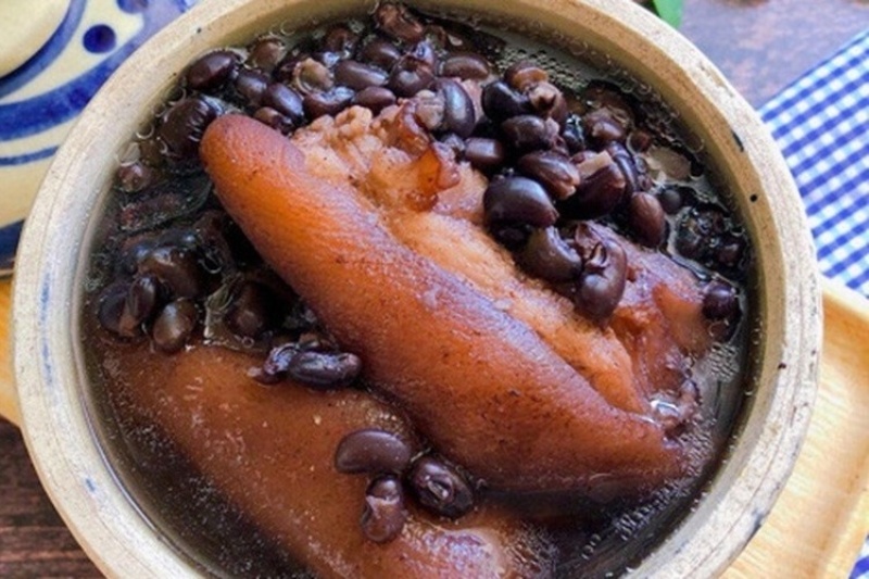 Món giò heo hầm đậu sen