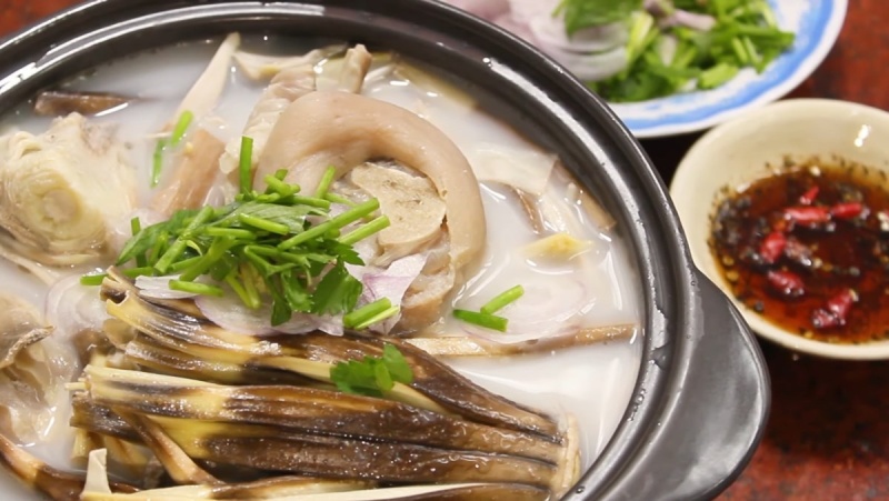 Món giò heo hầm hoa chuối