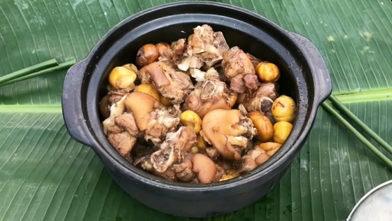 Món giò heo hầm hạt dẻ