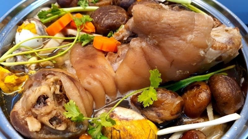 Món giò heo hầm thuốc bắc