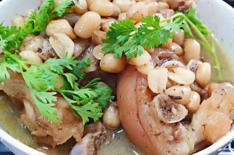 Món giò heo hầm hạt sen