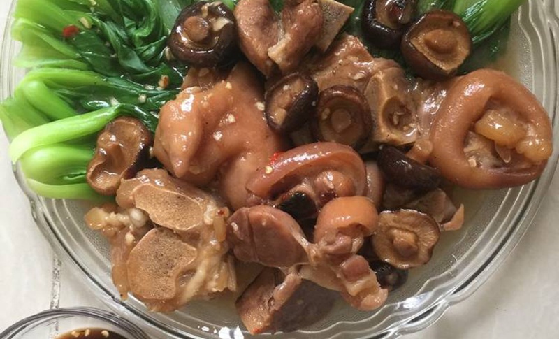 Món giò heo hầm nấm