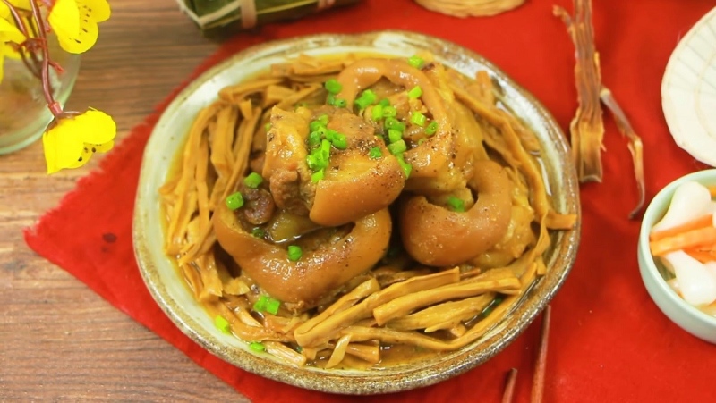 Món giò heo hầm măng