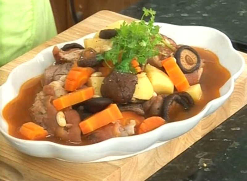 Món giò heo hầm ngũ vị