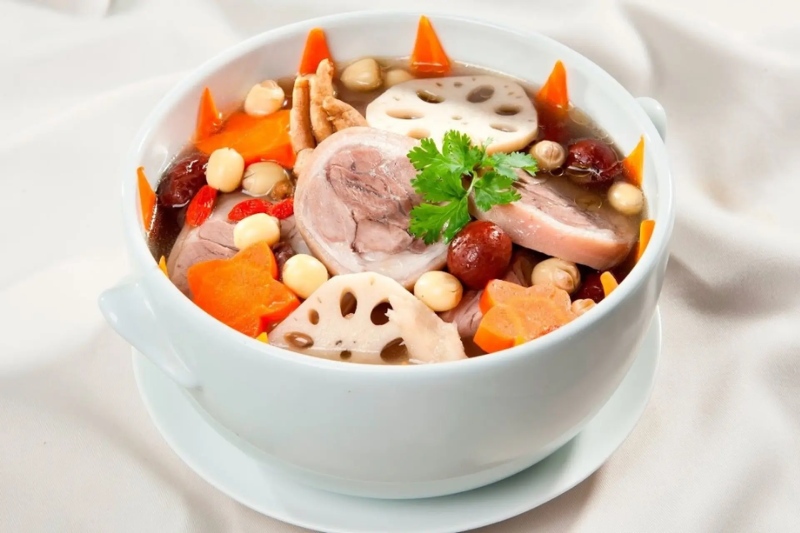 Món giò heo hầm củ sen